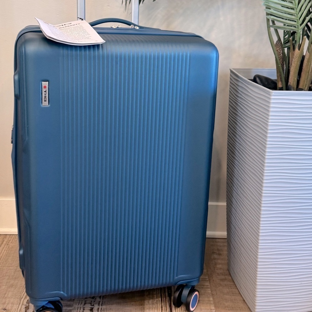 Tag Gateway Piece Hard side Spinner 20“ Luggage suitcase $439 - Picture 8 of 8
